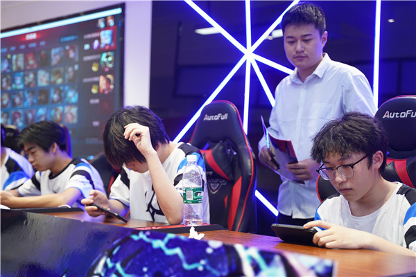 恭喜！我校學生代表隊榮獲2023 年“迎亞運”新華電腦教育王者榮耀電競對抗賽亞軍